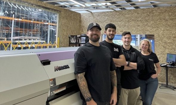 Steve Batting, Sonny Nobes, Darrell Mountain, and Steph Hopkins of the Mountain Print Team with the Mimaki UJV55-320